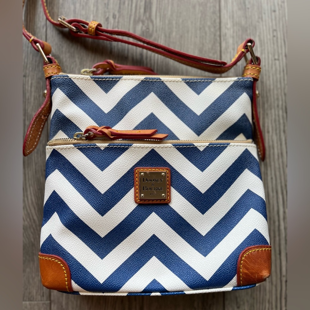 Dooney & Bourke Royal Blue & White Chevron Crossbody Bag Purse Leather - Picture 5 of 10